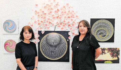 「角度によって作品の見え方も違ってくる。異なる二つの素材が表す季節の色を楽しんでほしい」と話す野田さん（右）と蔵内さん