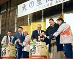 　初優勝祝賀会で鏡開きを行う大の里（右から２人目）ら＝２日、金沢市内