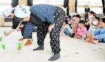 手作りの苗で田植えを楽しく紹介する山田さん（手前）と嶋沢さん（左奥）＝１２日、鳥取市気高町山宮の逢坂小