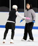 　大人向けのスケート教室で指導する沢田亜紀さん（右）＝３月、東京都立川市の「ＭＡＯ　ＲＩＮＫ」