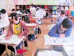 興味がある記事をじっくりと読み入る児童たち＝和田小