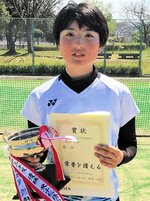 女子で優勝した米子松蔭の中前空＝南谷テニスコート