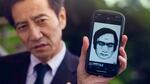 　映画「ＴＨＩＳ　ＭＡＮ」より。スマートフォンの画面は人々の夢に現れる「あの男」＜（Ｃ）Ｕｎｉｏｎ　Ｉｎｃ．＞