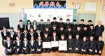 ＮＩＥ活動への尽力が評価され、表彰を受けた夢が丘中の３年生＝２８日、新温泉町細田の同中