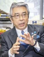 　インタビューに答える杉山晋輔氏