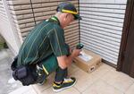 　宅急便を「置き配」で届けるヤマト運輸のドライバー＝１０日午前、東京都杉並区