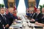 　１３日、米ホワイトハウスで会談するバイデン大統領（左から２人目）とスターマー英首相ら（右から２人目）（ゲッティ＝共同）