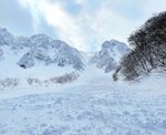 雪崩によってできた雪の塊がたまった４日の元谷（兜山本部長提供）