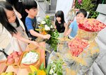 みそなめ地蔵にみそを塗る子どもたち
