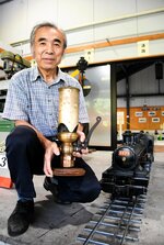 汽笛を持つ山根館長。隣は事故に遭った機関車と同型の「ハチロク」と呼ばれた８６２０形蒸気機関車のミニＳＬ＝八頭町西谷のやずミニＳＬ博物館「やずぽっぽ」