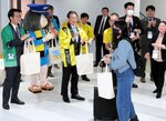 到着ロビーで平井知事ら関係者の歓迎を受ける乗客＝２９日、境港市の米子鬼太郎空港