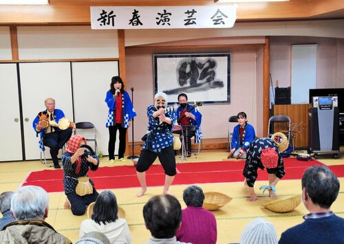 どじょうすくい踊りのコミカルな動きが会場を盛り上げた