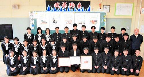 ＮＩＥ活動への尽力が評価され、表彰を受けた夢が丘中の３年生＝２８日、新温泉町細田の同中