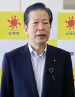 　記者団の取材に応じる公明党の山口代表＝１１日午後、熊本県益城町
