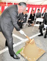 工事の安全を祈願してくわ入れする株本社長＝１８日、新温泉町芦屋