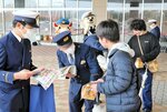 広報チラシを配る（左から）鳥取海上保安署員と鳥取署員＝６日、鳥取市晩稲のイオンモール鳥取北