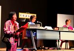 ＤＪやリポーターを演じて朗読するメンバーら