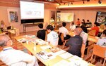サイクルツーリズムの取り組みに耳を傾ける参加者ら