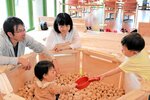 「木育ふれあい広場」で遊ぶ親子連れ＝豊岡市日高町名色の全但バス但馬ドーム