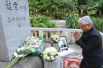 　カンボジアの首都プノンペンで高田晴行警視の慰霊碑に手を合わせる植野篤志駐カンボジア日本大使＝１日（共同）