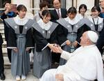 　バチカンでローマ教皇フランシスコ（右手前）と握手する長崎県南島原市の中学生ら＝２３日（（Ｃ）Ｖａｔｉｃａｎ　Ｍｅｄｉａ提供・共同）