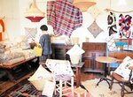 ラグやクッションなどモロッコの手織り品が並ぶ会場