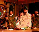 荘厳な雰囲気が漂う雅楽の奉納