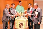 ２代目琴桜襲名と大関昇進を祝って鏡開きをする琴桜関（中央）と関係者ら＝１７日、倉吉市山根の倉吉シティホテル