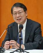 　記者会見する広島高裁の小林宏司長官＝８日午前、広島市中区
