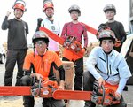大会本番に向けチェーンソー技術を磨く鉄太さん（後列右から２人目）、康二さん（同３人目）ら出場メンバー＝２日、鳥取市湖山町西２丁目の県森林組合連合会