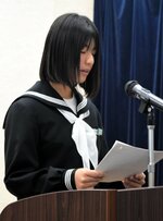 【堂々と】ハンセン病患者への差別をテーマにした作文を発表する夢が丘中３年の川元桃花さん