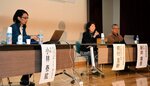 地域と水の関わりについて語るパネリスト＝１８日、江府町洲河崎の奥大山江府学園日野川校舎