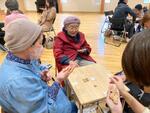 　「ごいた」で遊ぶ女性ら＝２０２３年１０月、石川県能登町