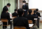問題用紙の配布を静かに待つ受験生ら＝６日、鳥取市湖山町北３丁目の鳥取湖陵高