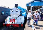 　静岡県島田市の大井川鉄道で運行が始まった「トーマス号」＝８日午前