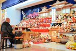祭壇に積み上げられた人形
