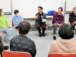 参加者に自身の経験談を紹介する丹野さん（中央）＝７日、米子コンベンションセンター