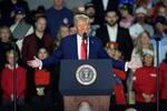 　２５日、米ラスベガスで開かれたイベントで話すトランプ大統領（ＡＰ＝共同）