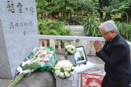 　カンボジアの首都プノンペンで高田晴行警視の慰霊碑に手を合わせる植野篤志駐カンボジア日本大使＝１日（共同）