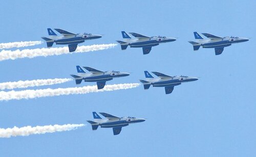 航空自衛隊美保基地の航空祭で華麗な飛行を披露するブルーインパルス＝２０１７年５月２８日、境港市小篠津町
