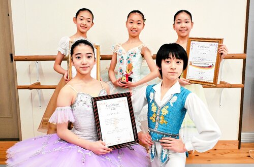 福原さん（後列中央）ら入賞した５人