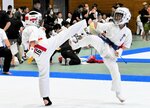 熱戦を繰り広げる選手ら