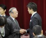 　元経済企画庁長官の堺屋太一さんと橋下徹大阪市長＝２０１２年１１月、大阪市、肩書きは当時