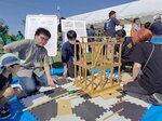 家の倒壊コーナーを体験する参加者
