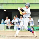 ２回戦・鳥取城北―倉吉総産　鳥取城北は四回２死二塁から前田拓が右翼席に先制の２点本塁打を放つ＝どらドラパーク米子市民球場