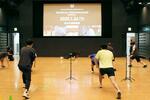 　体力測定イベントで準備運動をする参加者＝２０２５年１月、東京都千代田区で撮影