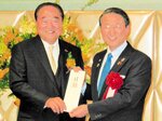 県立美術館への活用を願い、平井知事に寄付金目録を手渡す河越氏（左）