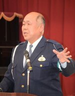 管内の交通事故の件数や特徴について紹介する署員＝１月３０日、香美町小代区大谷の小代地域局