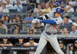 　ヤンキース戦の３回、左前適時打を放つドジャース・大谷＝ニューヨーク（共同）