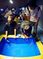 「遊べるコーナー」でドジョウすくいに挑む来場者＝２７日、境港市竹内団地の夢みなとタワー 